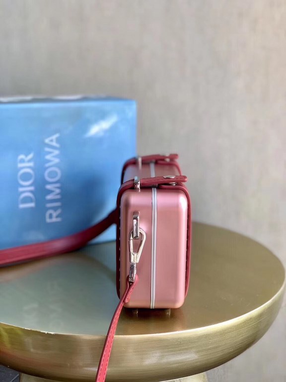 × RIMOWA small boxThis design can definitely attract girls' attention instantly, and the two rings on the side of the small suitcase are also equipped with leather accessories.The      font is embossed on the top, adding