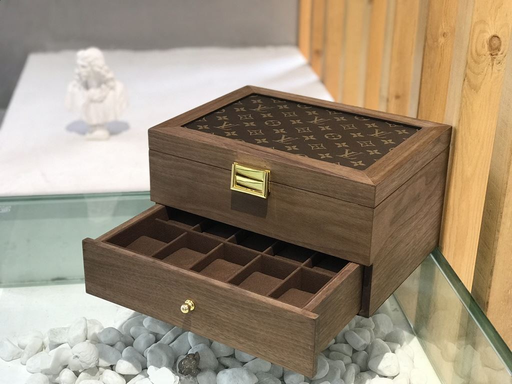 #New Product First Launch #Double solid wood 2 compartment watch boxCarefully developed and uniquely crafted.#Exclusive customized background #(Impeccable) Size  33215Weight ：3.5kg