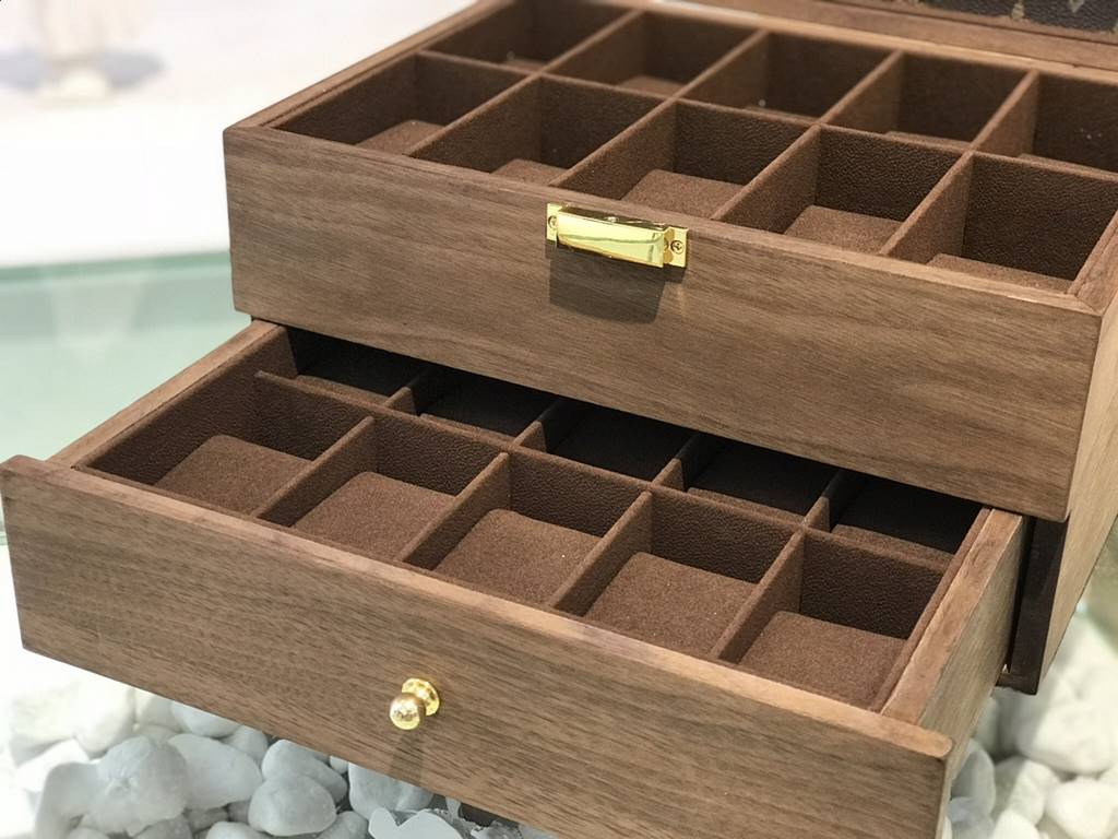 #New Product First Launch #Double solid wood 2 compartment watch boxCarefully developed and uniquely crafted.#Exclusive customized background #(Impeccable) Size  33215Weight ：3.5kg