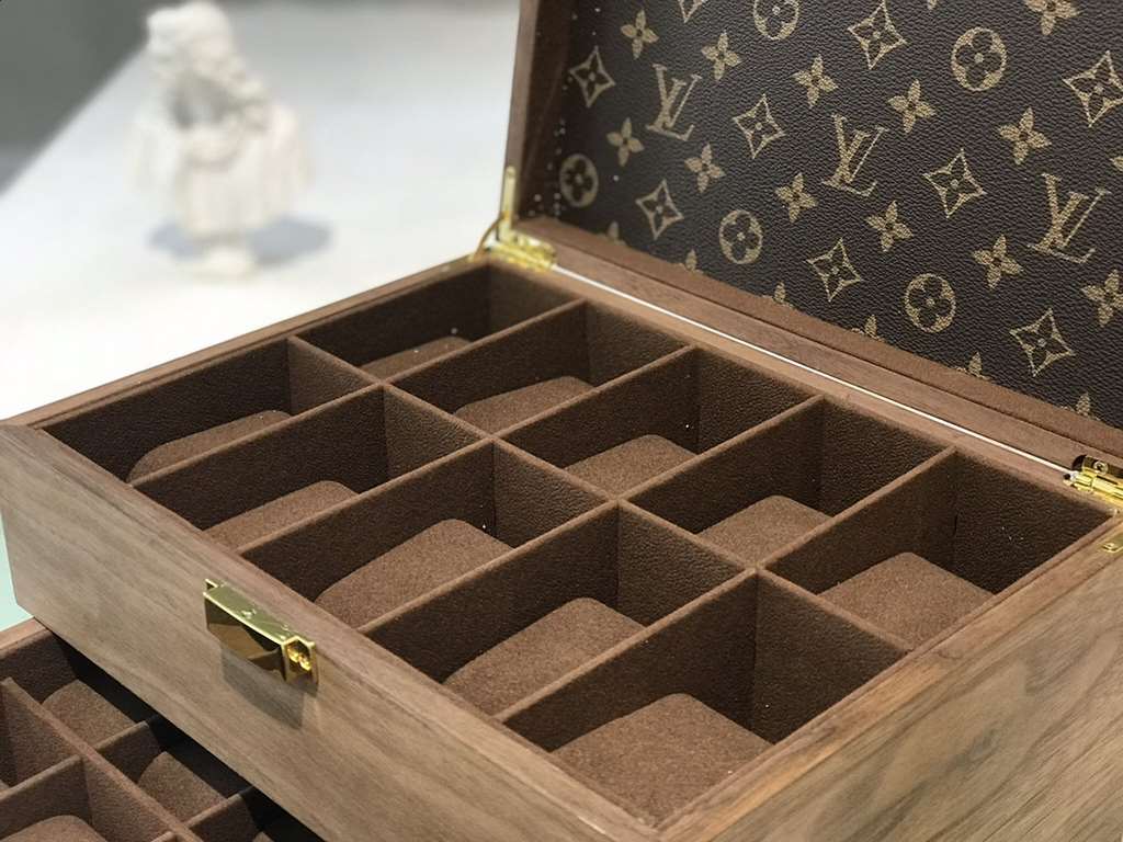 #New Product First Launch #Double solid wood 2 compartment watch boxCarefully developed and uniquely crafted.#Exclusive customized background #(Impeccable) Size  33215Weight ：3.5kg