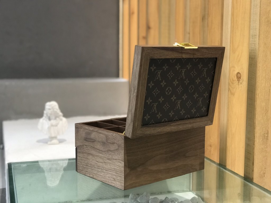 #New Product First Launch #Double solid wood 2 compartment watch boxCarefully developed and uniquely crafted.#Exclusive customized background #(Impeccable) Size  33215Weight ：3.5kg