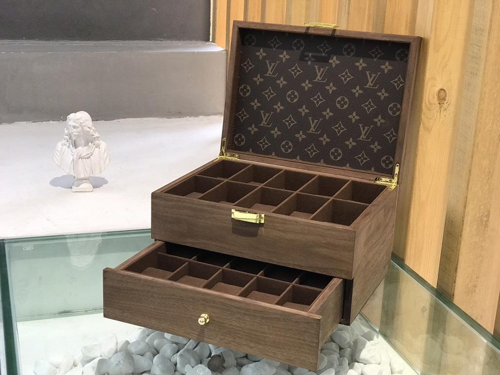 #New Product First Launch #Double solid wood 2 compartment watch boxCarefully developed and uniquely crafted.#Exclusive customized background #(Impeccable) Size  33215Weight ：3.5kg