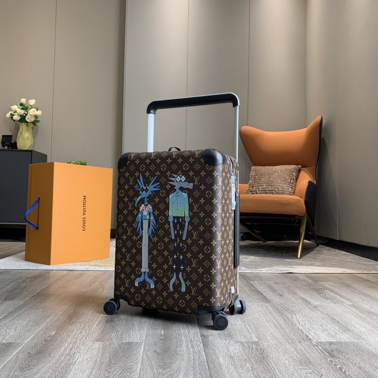 55cmThe new Horizon luggage is made of Monogram canvas and is adorned with two embroidered appliqués featuring Louis Vuitton's friends from the Zoom with friends animated film created by Menswear Artistic Director Virgil