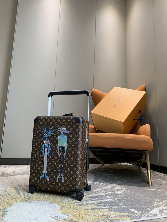 55cmThe new Horizon luggage is made of Monogram canvas and is adorned with two embroidered appliqués featuring Louis Vuitton's friends from the Zoom with friends animated film created by Menswear Artistic Director Virgil