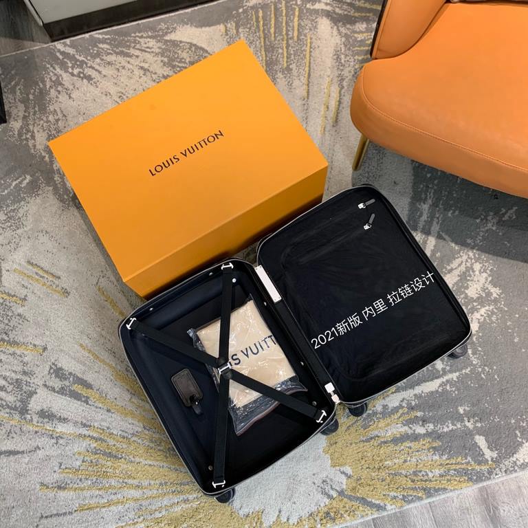 55cmThe new Horizon luggage is made of Monogram canvas and is adorned with two embroidered appliqués featuring Louis Vuitton's friends from the Zoom with friends animated film created by Menswear Artistic Director Virgil