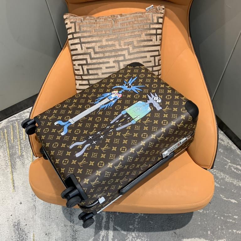 55cmThe new Horizon luggage is made of Monogram canvas and is adorned with two embroidered appliqués featuring Louis Vuitton's friends from the Zoom with friends animated film created by Menswear Artistic Director Virgil