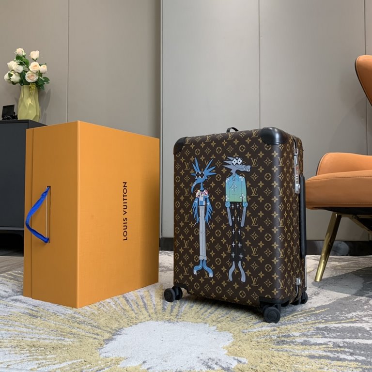 55cmThe new Horizon luggage is made of Monogram canvas and is adorned with two embroidered appliqués featuring Louis Vuitton's friends from the Zoom with friends animated film created by Menswear Artistic Director Virgil