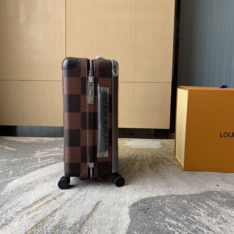 55cmVirgil Abloh and Japanese streetwear designer Nigo have teamed up to present the Horizon 55, a polar bear carrying the LV MADE logo in Giant Damier Ebene canvas, with a large external trolley bar for a flat interior.