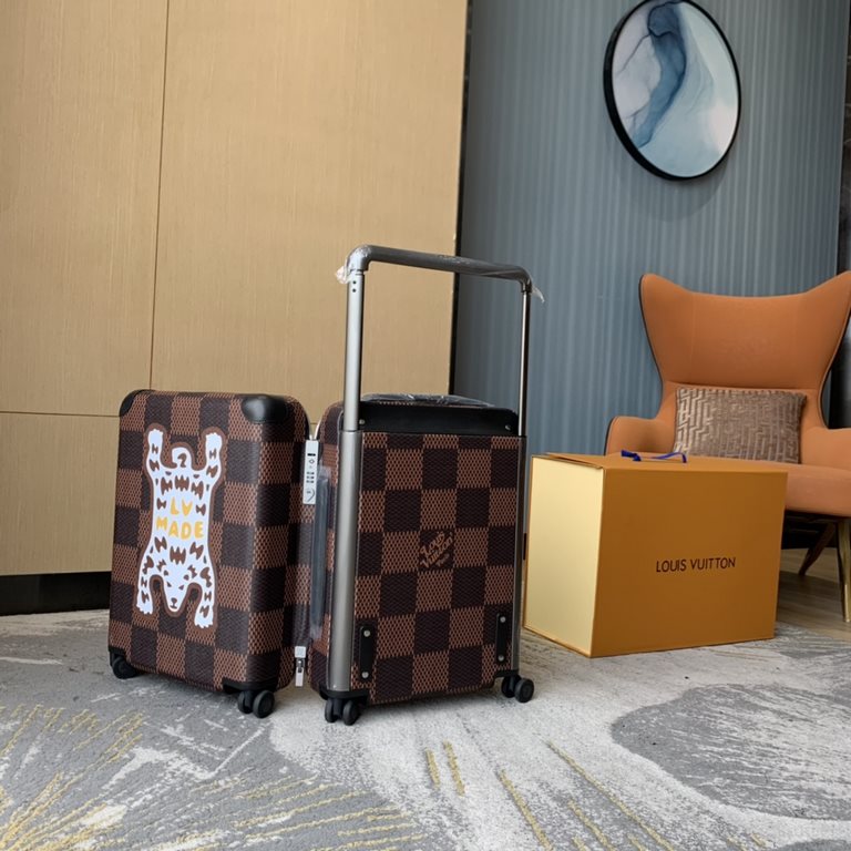 55cmVirgil Abloh and Japanese streetwear designer Nigo have teamed up to present the Horizon 55, a polar bear carrying the LV MADE logo in Giant Damier Ebene canvas, with a large external trolley bar for a flat interior.