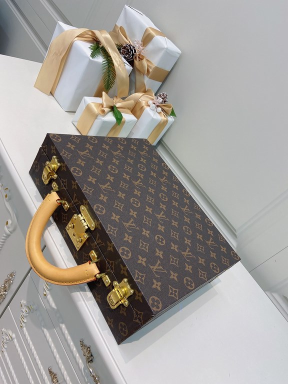 M4700TSZBBoite Bijoux Louis Vuitton Jewelry Comes to Town34.025.010cm (L H W)Super nice handfeeling soft inner liningGilt metal piecesTree paste leather handle (single handle)Matching locking clasp Key  Double-layered in