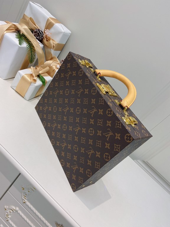 M4700TSZBBoite Bijoux Louis Vuitton Jewelry Comes to Town34.025.010cm (L H W)Super nice handfeeling soft inner liningGilt metal piecesTree paste leather handle (single handle)Matching locking clasp Key  Double-layered in