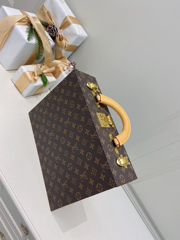 M4700TSZBBoite Bijoux Louis Vuitton Jewelry Comes to Town34.025.010cm (L H W)Super nice handfeeling soft inner liningGilt metal piecesTree paste leather handle (single handle)Matching locking clasp Key  Double-layered in