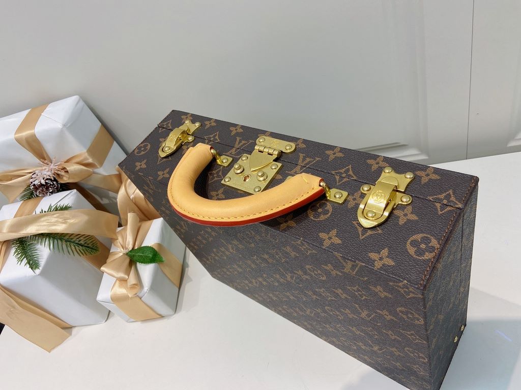 M4700TSZBBoite Bijoux Louis Vuitton Jewelry Comes to Town34.025.010cm (L H W)Super nice handfeeling soft inner liningGilt metal piecesTree paste leather handle (single handle)Matching locking clasp Key  Double-layered in