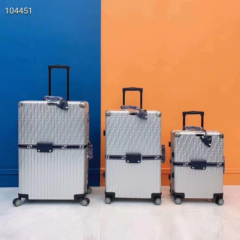 Fendi X RimowaLove at first sight might be when you see it for the first time and it's imprinted. This is too good-looking, right The texture is perfect! The taste is too high!Aluminum-magnesium alloy material as the bas