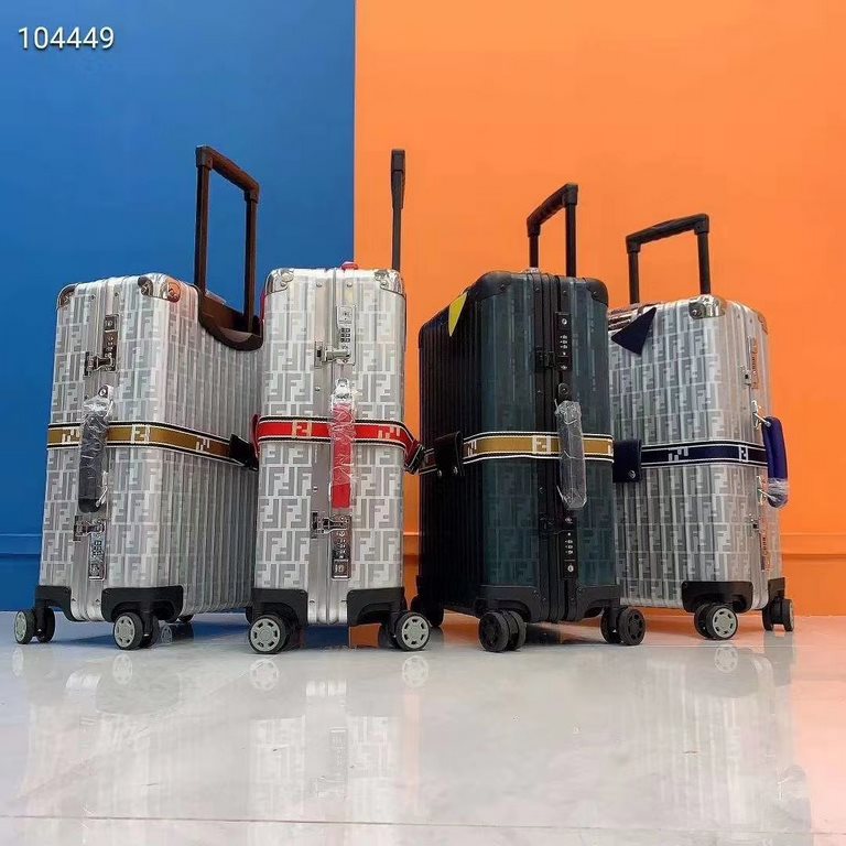 Fendi X RimowaLove at first sight might be when you see it for the first time and it's imprinted. This is too good-looking, right The texture is perfect! The taste is too high!Aluminum-magnesium alloy material as the bas