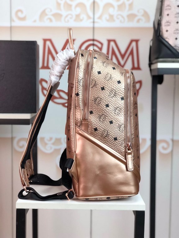 [MCM] Original stock   Duke model backpack, made of classic MCM letter print coated canvas in a minimalist style, features a top closure zipper. Built-in compartment for tablet storage. The interior is optionally lined w