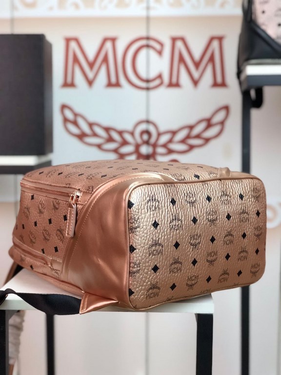 [MCM] Original stock   Duke model backpack, made of classic MCM letter print coated canvas in a minimalist style, features a top closure zipper. Built-in compartment for tablet storage. The interior is optionally lined w