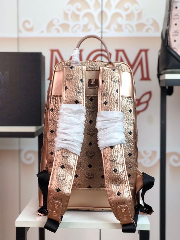 [MCM] Original stock   Duke model backpack, made of classic MCM letter print coated canvas in a minimalist style, features a top closure zipper. Built-in compartment for tablet storage. The interior is optionally lined w