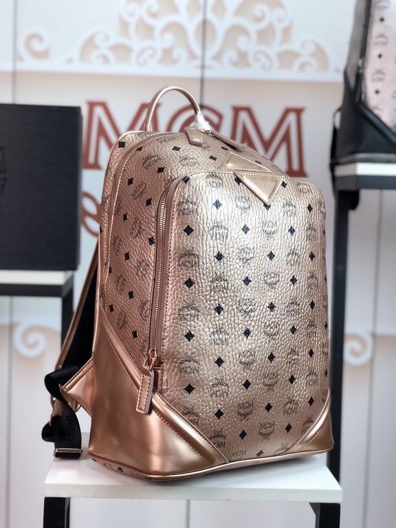 [MCM] Original stock   Duke model backpack, made of classic MCM letter print coated canvas in a minimalist style, features a top closure zipper. Built-in compartment for tablet storage. The interior is optionally lined w