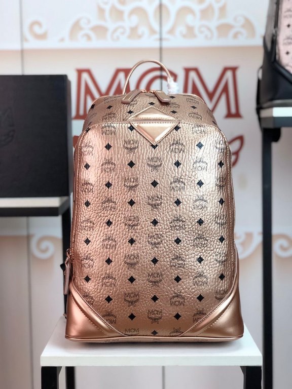 [MCM] Original stock   Duke model backpack, made of classic MCM letter print coated canvas in a minimalist style, features a top closure zipper. Built-in compartment for tablet storage. The interior is optionally lined w