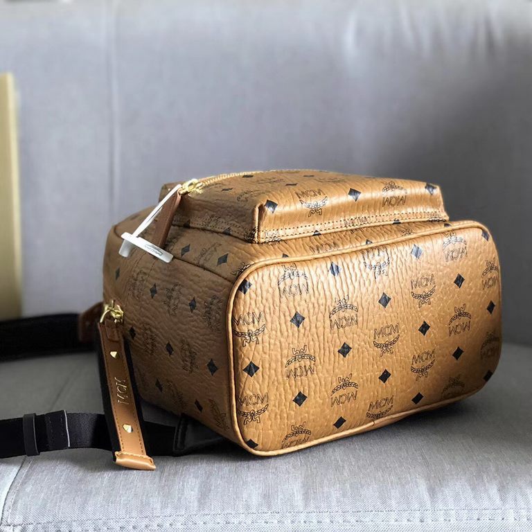 Code 5724 small figure  New [MCM] The new generation Stark duffel bag is a fusion of street style utility as well as space design style. The monogrammed combination makes it easy to carry your bag on your back and roam t