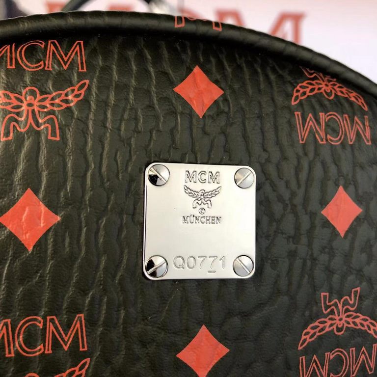 Dark green [MCM] new version of the side studded model, the item is made of our signature Visetos coated canvas with a luxurious lining   sheepskin Inside the structure of the tablet   insert pockets ykk zipper Bronze in