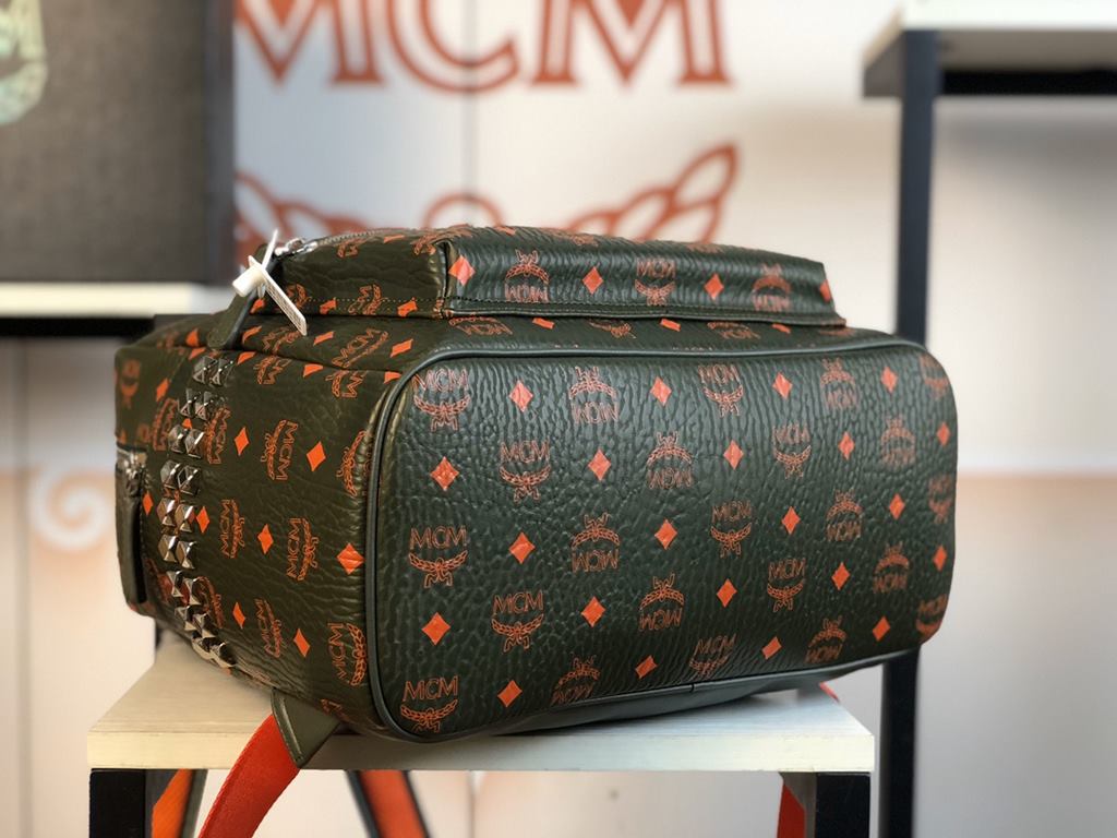 Dark green [MCM] new version of the side studded model, the item is made of our signature Visetos coated canvas with a luxurious lining   sheepskin Inside the structure of the tablet   insert pockets ykk zipper Bronze in