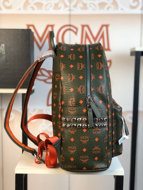 Dark green [MCM] new version of the side studded model, the item is made of our signature Visetos coated canvas with a luxurious lining   sheepskin Inside the structure of the tablet   insert pockets ykk zipper Bronze in