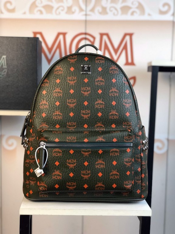 Dark green [MCM] new version of the side studded model, the item is made of our signature Visetos coated canvas with a luxurious lining   sheepskin Inside the structure of the tablet   insert pockets ykk zipper Bronze in