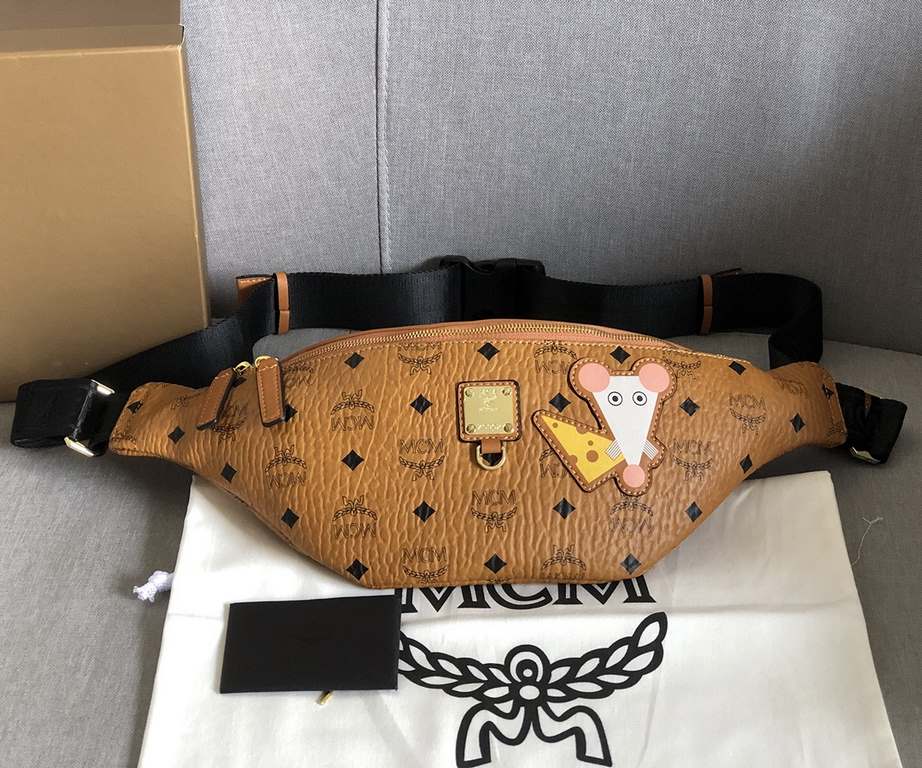 Code 1038 Rat MCM  Original quality Fursten hipster rat   fanny pack. Crafted from our signature Visetos print-coated canvas with a labeled rat logo. blends fashion and function . Tie it around your waist or sling it ove