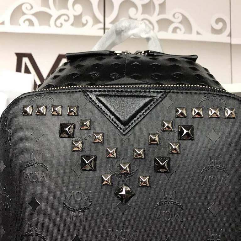 [MCM] original single goods Duke backpack counter pvc with cowhide press studs, low-key and exquisite. The silhouette is small but functional and full of urban charm. Hand-stitched, the square exterior is trimmed with mo