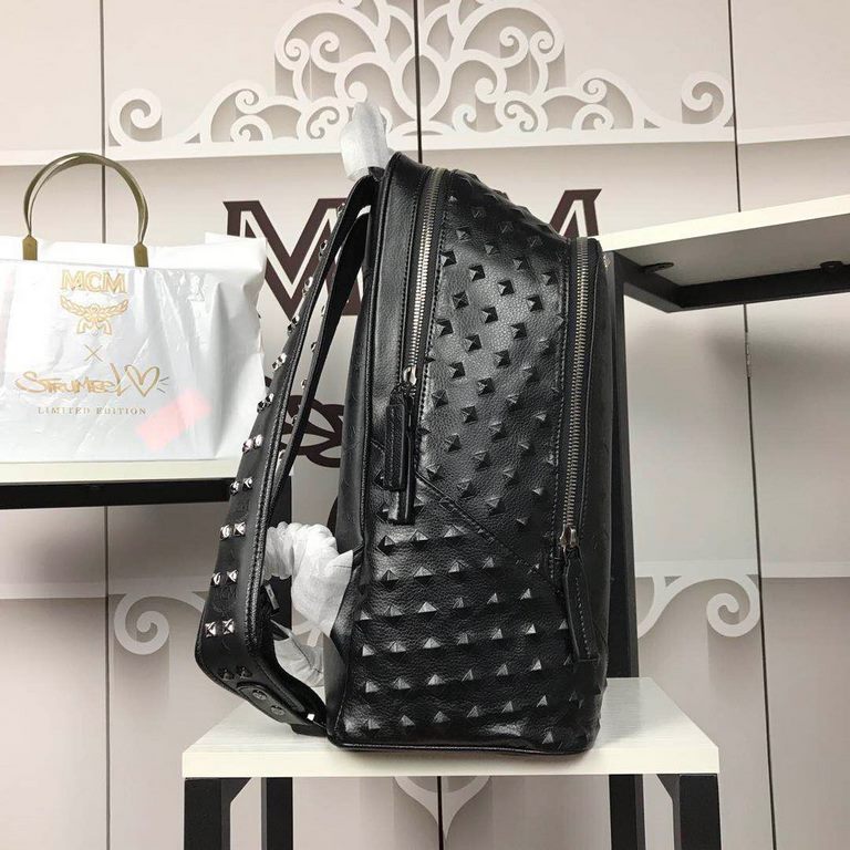 [MCM] original single goods Duke backpack counter pvc with cowhide press studs, low-key and exquisite. The silhouette is small but functional and full of urban charm. Hand-stitched, the square exterior is trimmed with mo