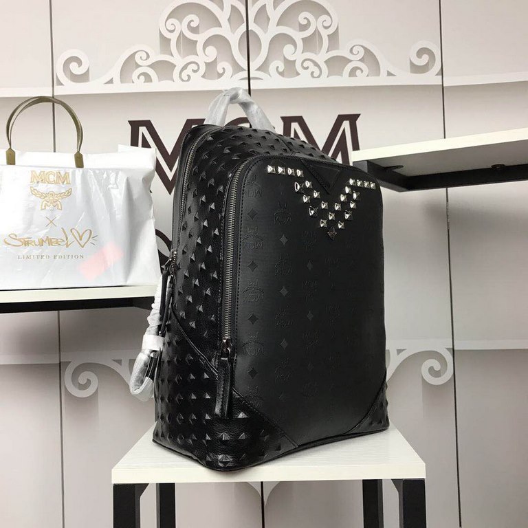 [MCM] original single goods Duke backpack counter pvc with cowhide press studs, low-key and exquisite. The silhouette is small but functional and full of urban charm. Hand-stitched, the square exterior is trimmed with mo