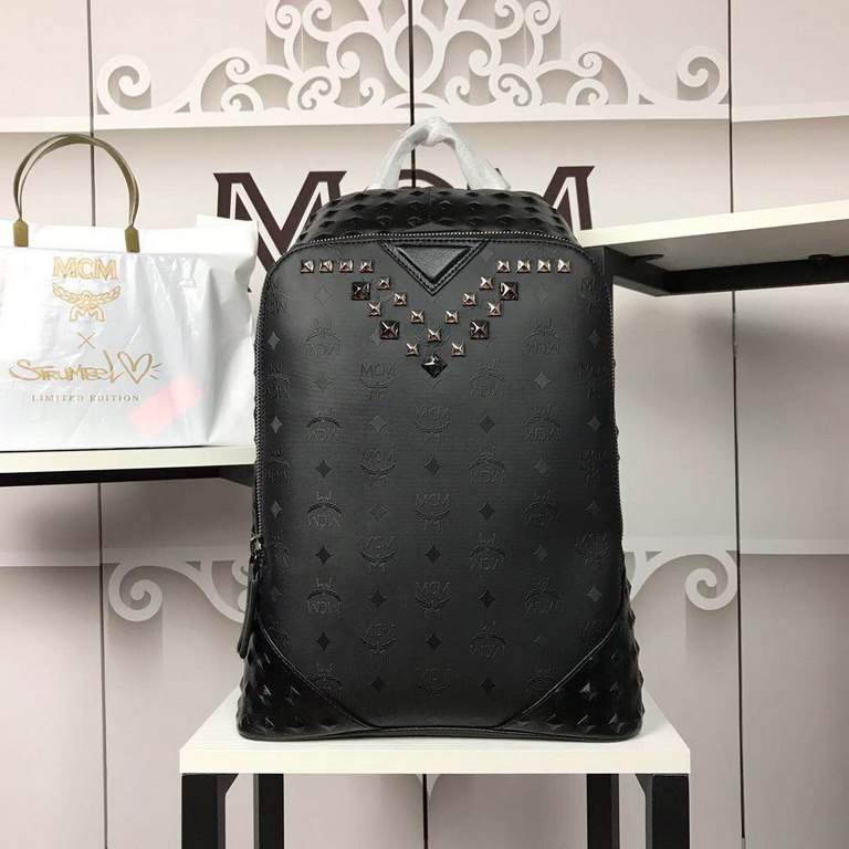 [MCM] original single goods Duke backpack counter pvc with cowhide press studs, low-key and exquisite. The silhouette is small but functional and full of urban charm. Hand-stitched, the square exterior is trimmed with mo