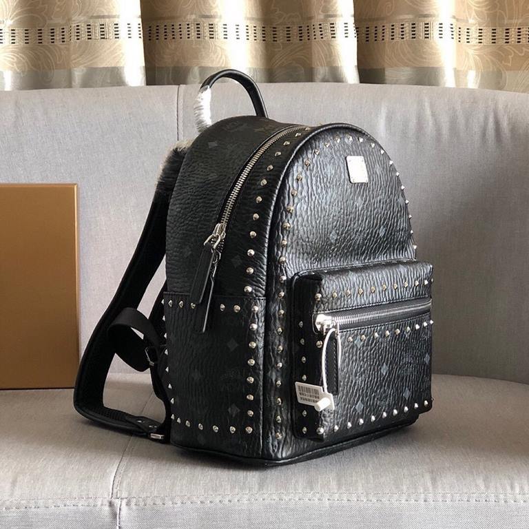 Code 5918 mini figure [MCM] Stark Visetos studded duffel bag in a classic Visetos print with metal studs outlining the print. Crafted from lightweight bond-coated canvas and designed in a classic Visetos print, the pract