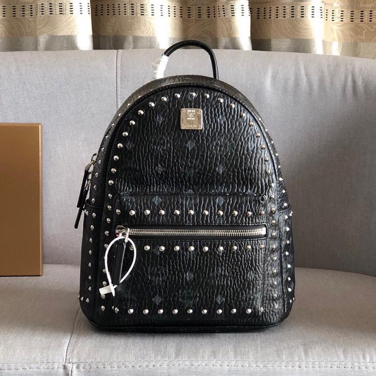 Code 5918 mini figure [MCM] Stark Visetos studded duffel bag in a classic Visetos print with metal studs outlining the print. Crafted from lightweight bond-coated canvas and designed in a classic Visetos print, the pract