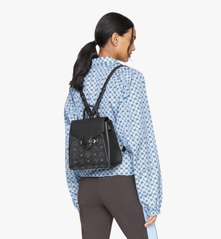 Code 5501Crafted from our classic Visetos material, the new [MCM] Essential duffel is hands-free, adding styling sophistication while freeing up your hands for freedom.Shaped like a handbag, this structured duffel featur