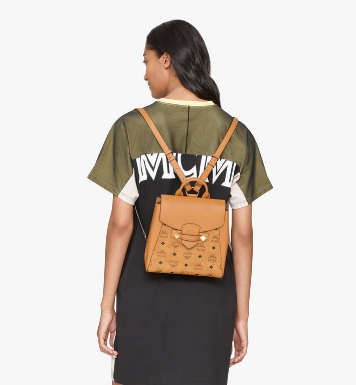 Code 5501Crafted from our classic Visetos material, the new [MCM] Essential duffel is hands-free, adding styling sophistication while freeing up your hands for freedom.Shaped like a handbag, this structured duffel featur