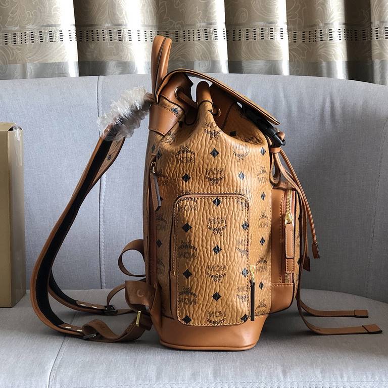 Code 5503The  ♂ [MCM] Brandenburg duffel bag has plenty of space, not only giving you a stylish look throughout the day, but also making it an ideal travel bag. Inspired by military utility backpacks, the bag features a 