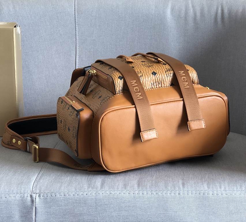 Code 5503The  ♂ [MCM] Brandenburg duffel bag has plenty of space, not only giving you a stylish look throughout the day, but also making it an ideal travel bag. Inspired by military utility backpacks, the bag features a 