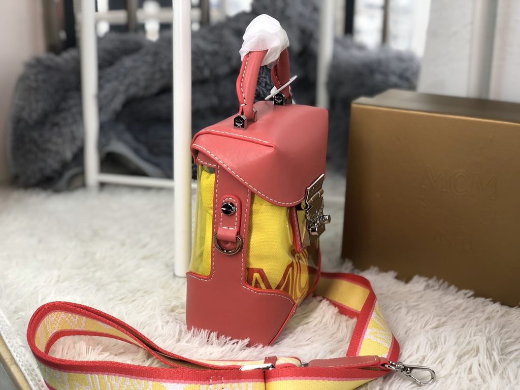 [Raspberry Red Jelly Bag] Model 8962This beloved crossbody bag has been reimagined in a translucent look, with a traditional sophistication borrowed from MCM's traditional hard luggage and a translucent body that showcas