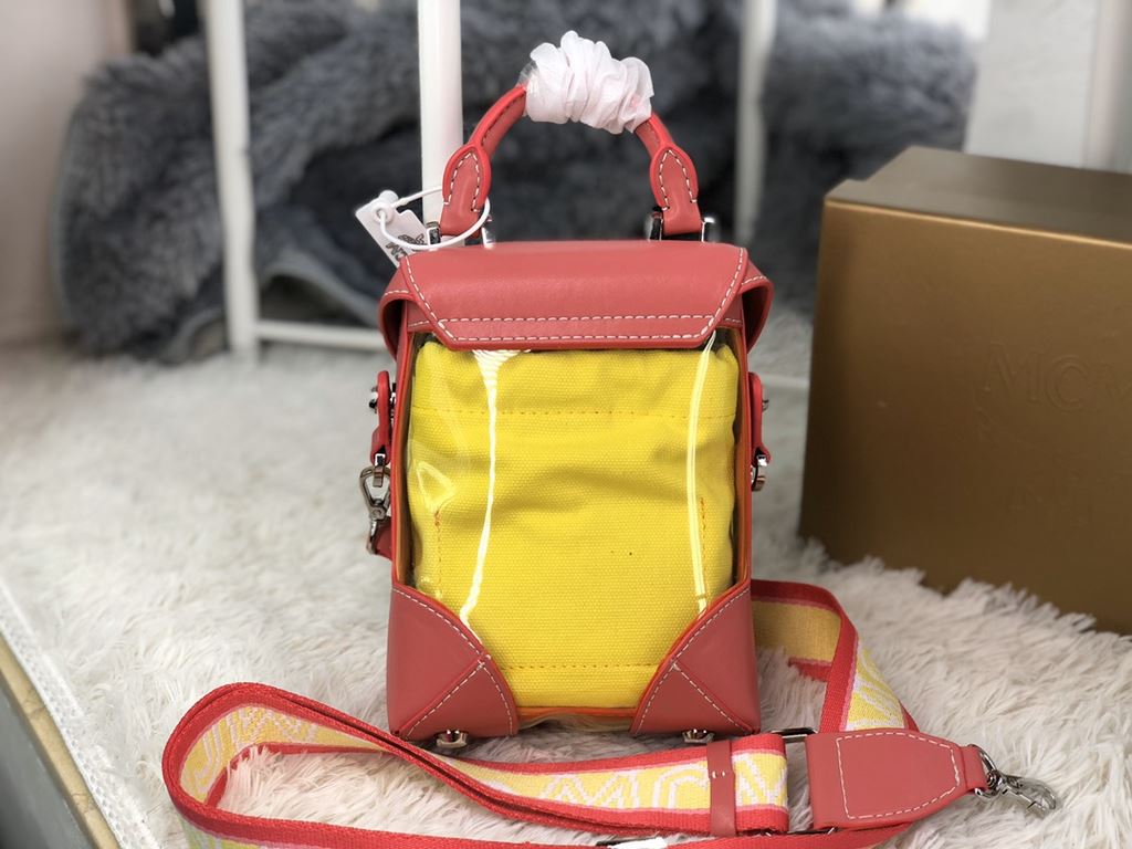 [Raspberry Red Jelly Bag] Model 8962This beloved crossbody bag has been reimagined in a translucent look, with a traditional sophistication borrowed from MCM's traditional hard luggage and a translucent body that showcas