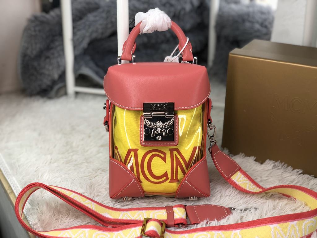 [Raspberry Red Jelly Bag] Model 8962This beloved crossbody bag has been reimagined in a translucent look, with a traditional sophistication borrowed from MCM's traditional hard luggage and a translucent body that showcas