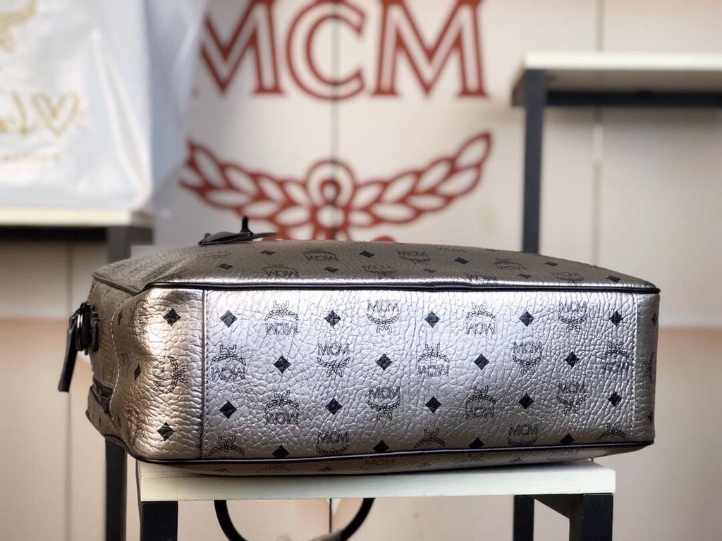 ♂ 「MCM」Original Nomadic Collection Briefcase A calm and understated bag is enough to make you exude mature charm Collection Designed for frequent travelers Designed by Visetos Lightweight Structure Simplified Convenient 