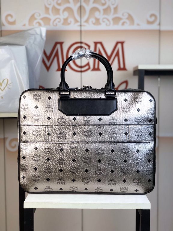 ♂ 「MCM」Original Nomadic Collection Briefcase A calm and understated bag is enough to make you exude mature charm Collection Designed for frequent travelers Designed by Visetos Lightweight Structure Simplified Convenient 