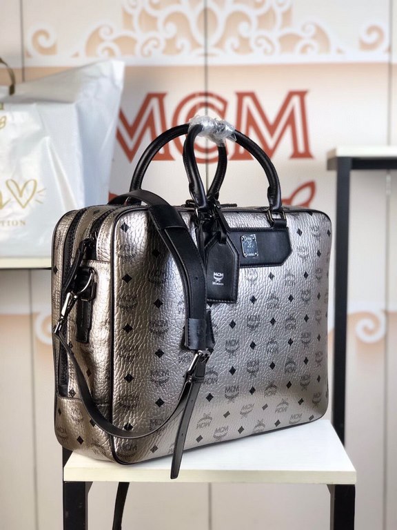 ♂ 「MCM」Original Nomadic Collection Briefcase A calm and understated bag is enough to make you exude mature charm Collection Designed for frequent travelers Designed by Visetos Lightweight Structure Simplified Convenient 