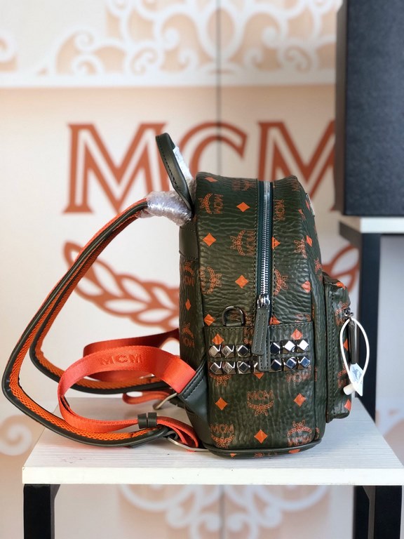 Dark green [MCM] new version of the side studded model, the item is made of our signature Visetos coated canvas with a luxurious lining   sheepskin Inside the structure of the tablet   insert pockets ykk zipper Bronze in