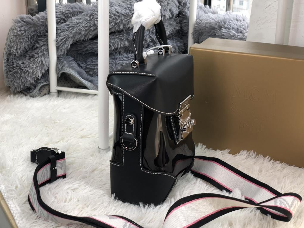 [Cool Black Translucent Fries Bar] Model 8962This beloved crossbody bag has been reimagined in a translucent look, with a traditional sophistication borrowed from MCM's traditional hard luggage, while its translucent bod