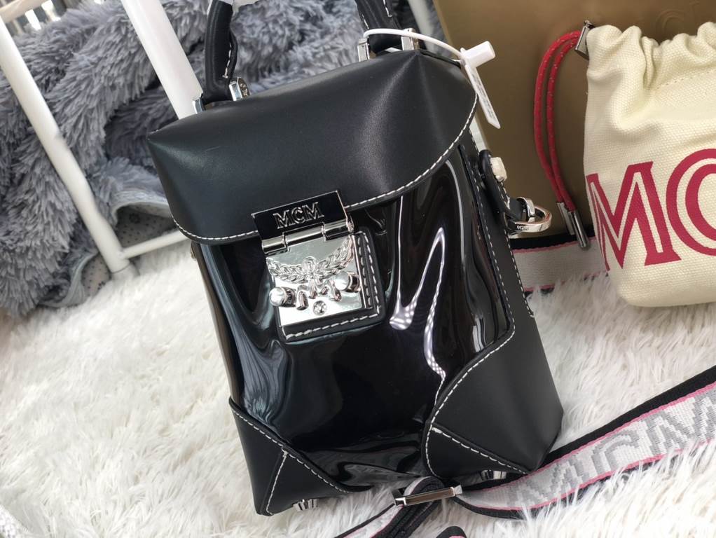 [Cool Black Translucent Fries Bar] Model 8962This beloved crossbody bag has been reimagined in a translucent look, with a traditional sophistication borrowed from MCM's traditional hard luggage, while its translucent bod