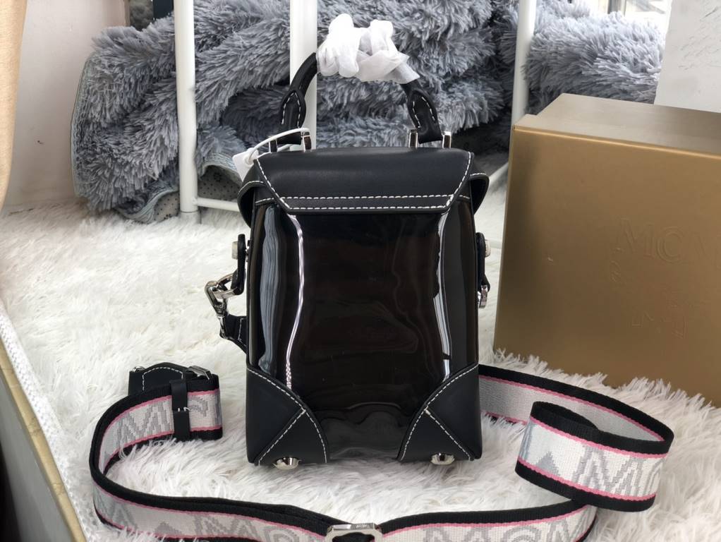 [Cool Black Translucent Fries Bar] Model 8962This beloved crossbody bag has been reimagined in a translucent look, with a traditional sophistication borrowed from MCM's traditional hard luggage, while its translucent bod